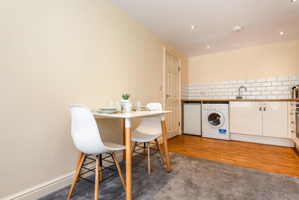 Bright 1 Bedroom Budget Flat In Central Понтефракт Экстерьер фото